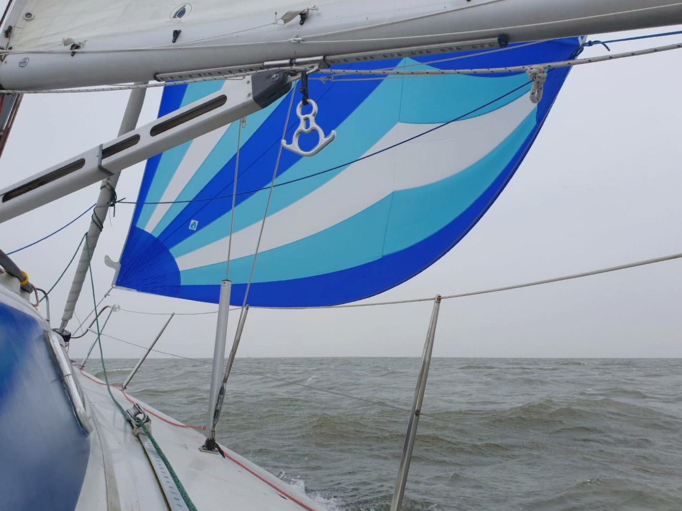 zeilles op kajuitzeiljacht loesoe met gennaker